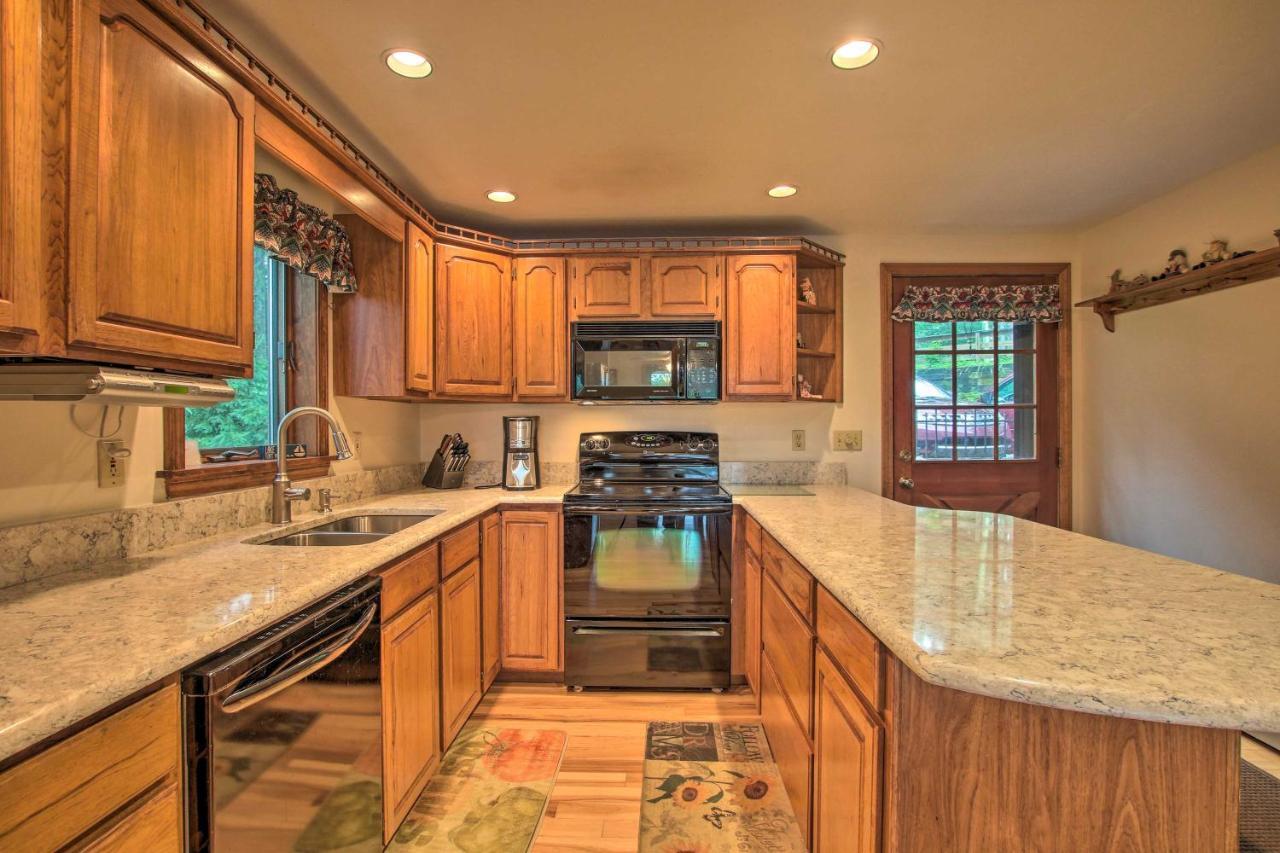 Waterfront New England House On Wickaboag Lake! West Brookfield Exteriör bild